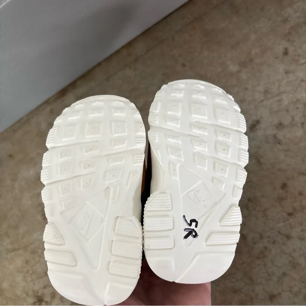 Nike Kids‎ Huarache Run Sneakers Size 4C